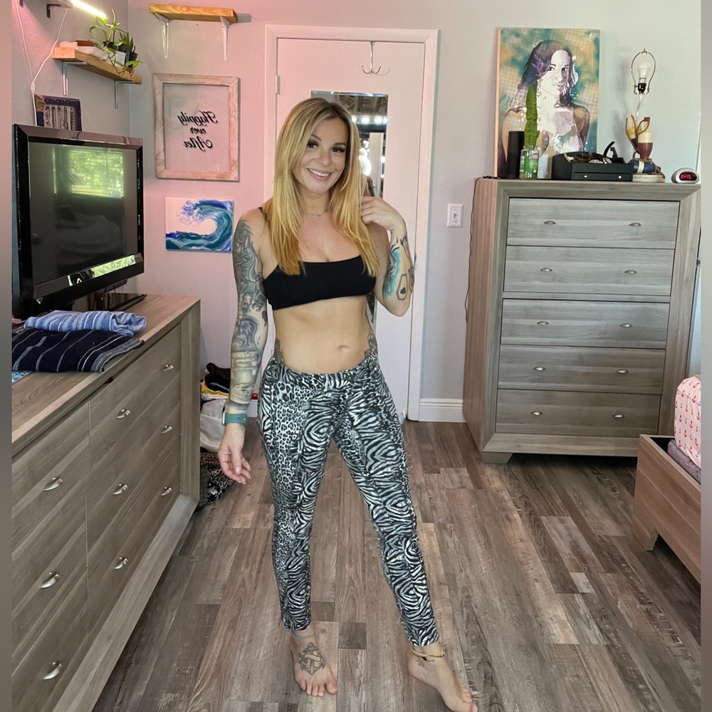Vintage Low Rise GLO grey leopard/zebra animal print jeans. Size 5 (Small)